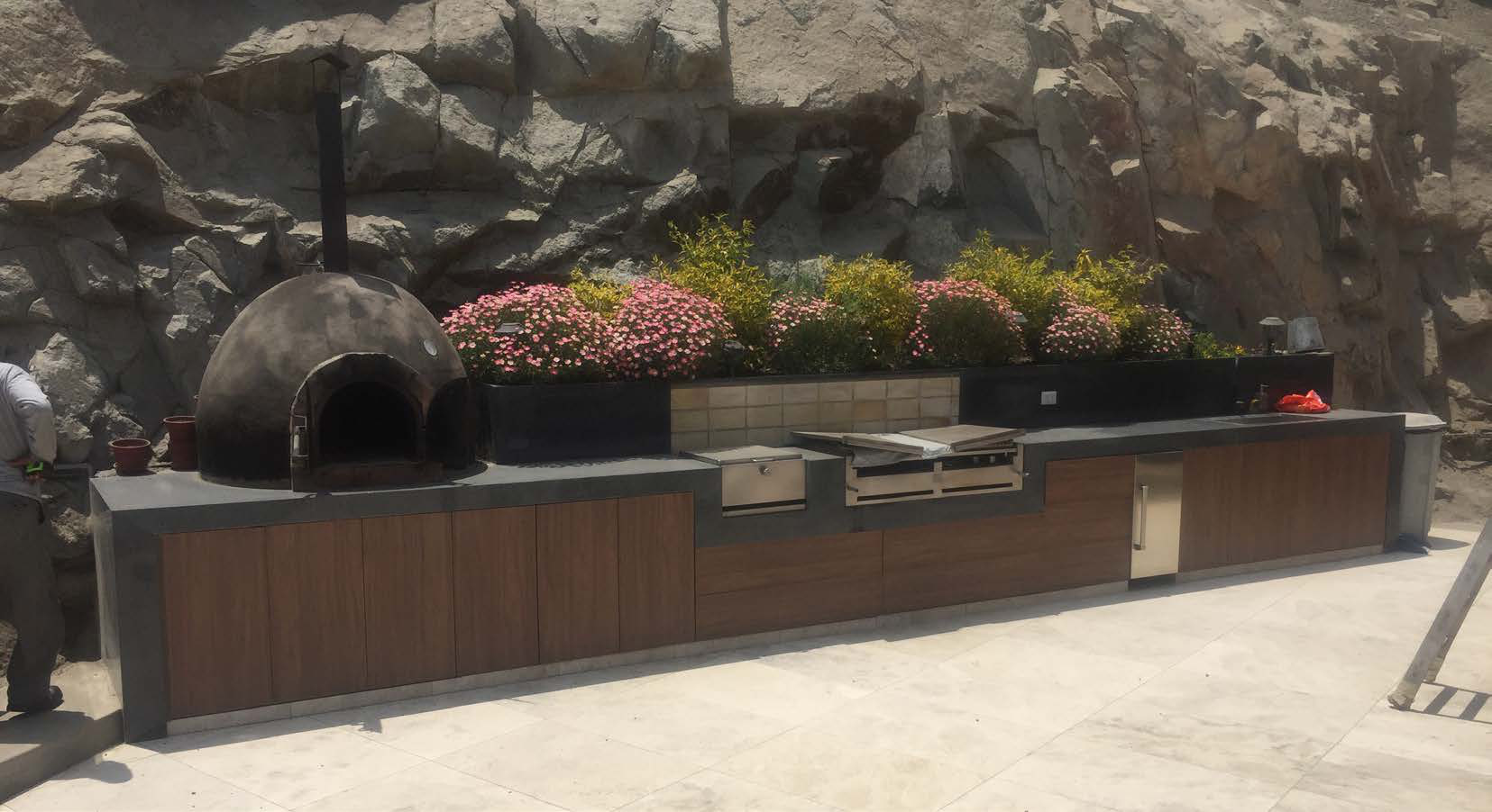 Outdoor BBQ and wood-fired oven